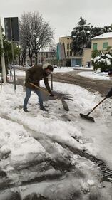 Neve, disagi a Sesto. Il sindaco Di Stefano in strada a spalare 9
