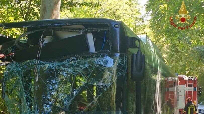Pescara, autobus finisce fuori strada: 30 feriti