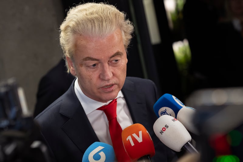 Migranti, l'Olanda si ribella. "Deroga ai trattati europei"