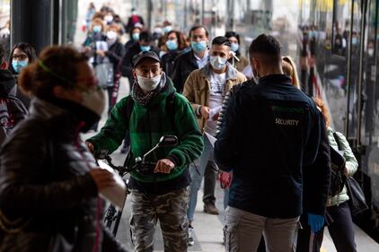Milano, afflusso di pendolari in aumento alla stazione Cadorna 5