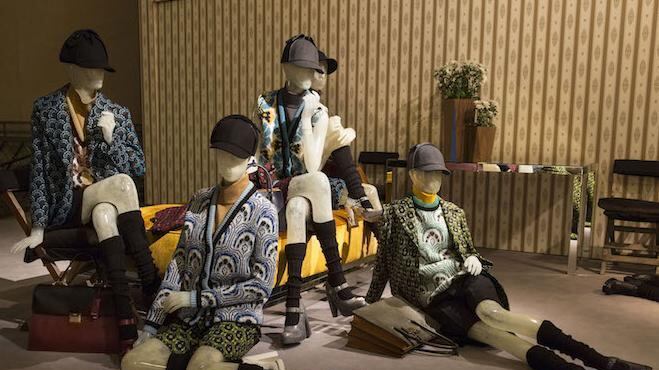 Bermuda, calzettoni e cappe di Tweed Miu Miu e il fascino della donna scout