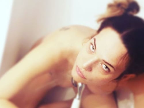 Laura Chiatti nuda nella vasca da bagno