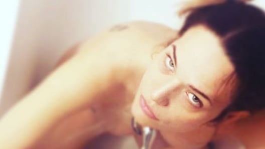 Laura Chiatti nuda nella vasca da bagno