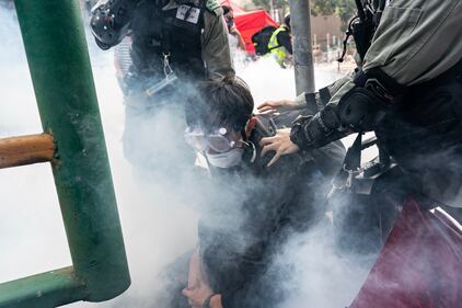 Hong Kong, la polizia assedia il Politecnico occupato 4