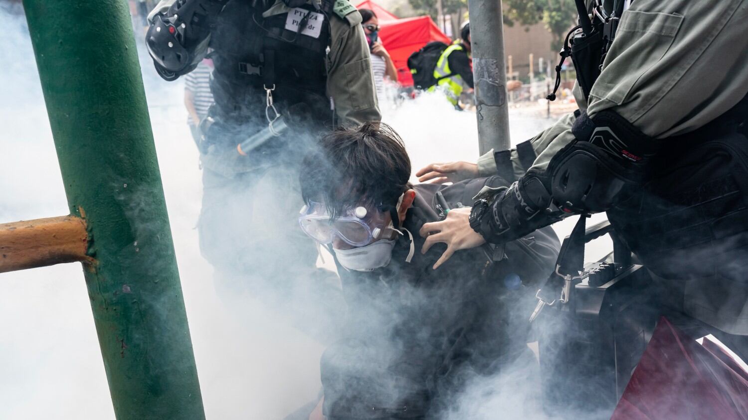 Bandiere e inni a Trump: Hong Kong in piazza accende la crisi Cina-Usa