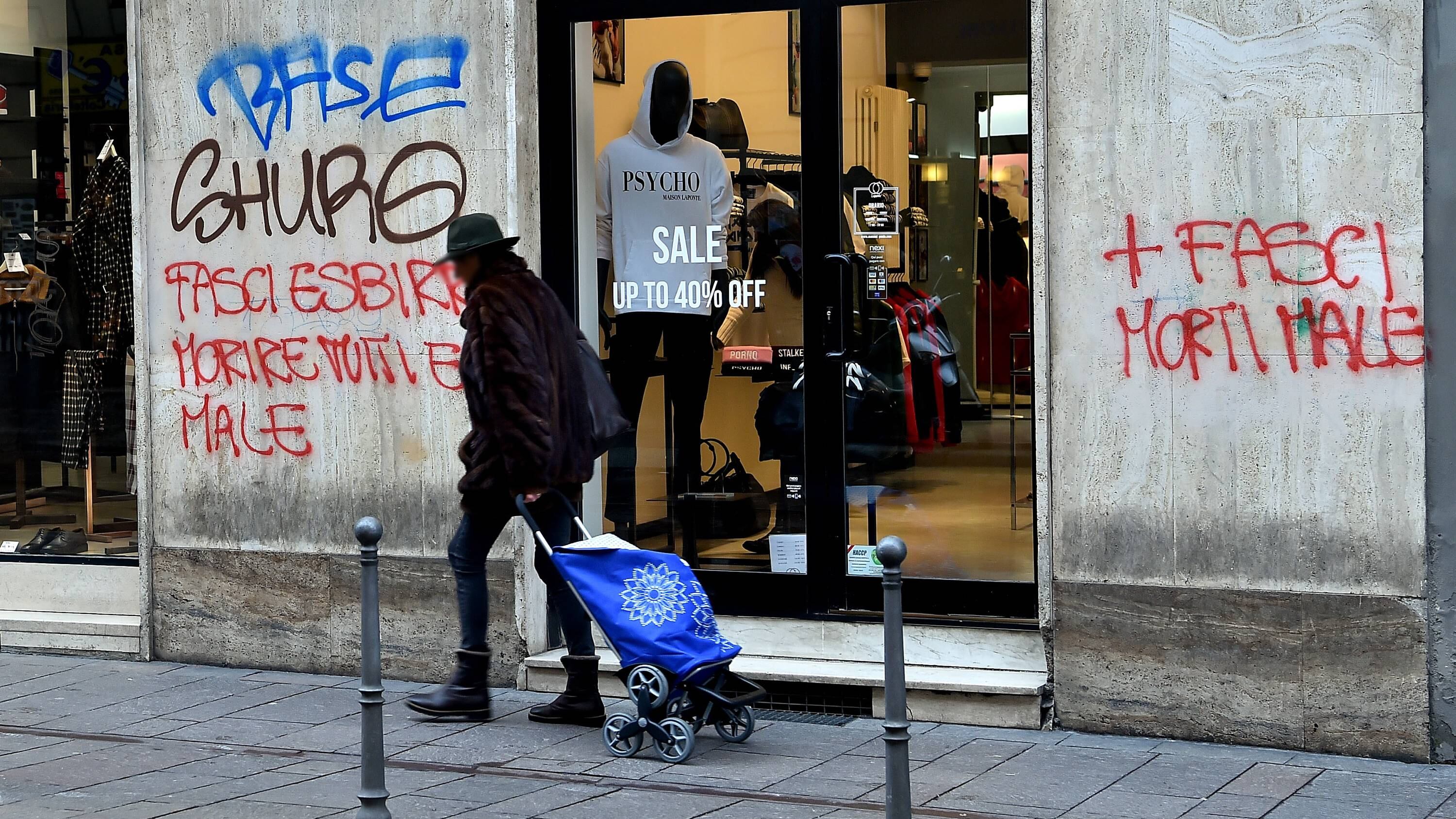 Gli anarchici in corteo non autorizzato. Imbrattato il centro: "W Acca Larentia"
