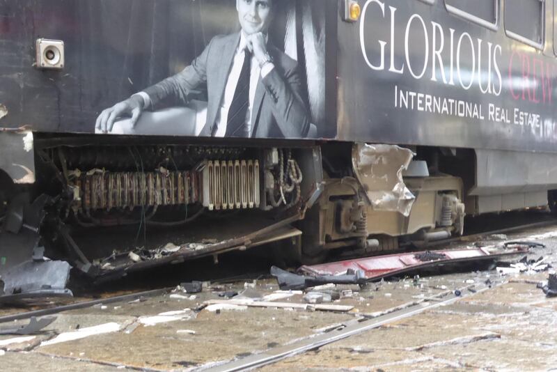 Auto si scontra con tram in centro a Milano 5