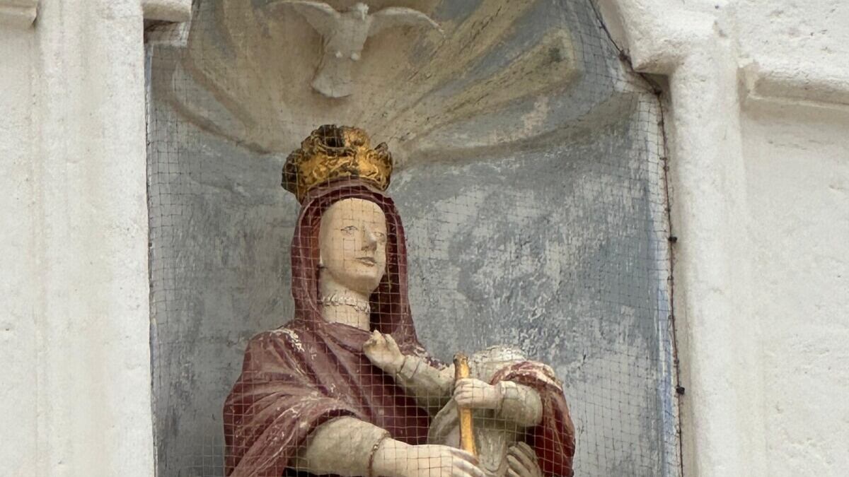 Sfregio alla statua della Madonna con Gesù bambino, testa decapitata con una pallonata
