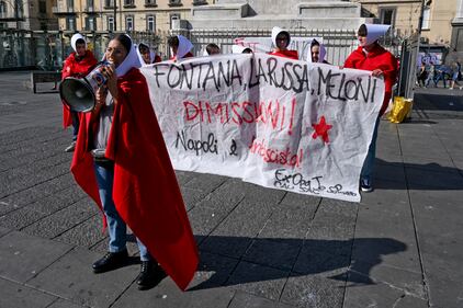 Napoli, il flash mob contro La Russa, Fontana e Meloni 13