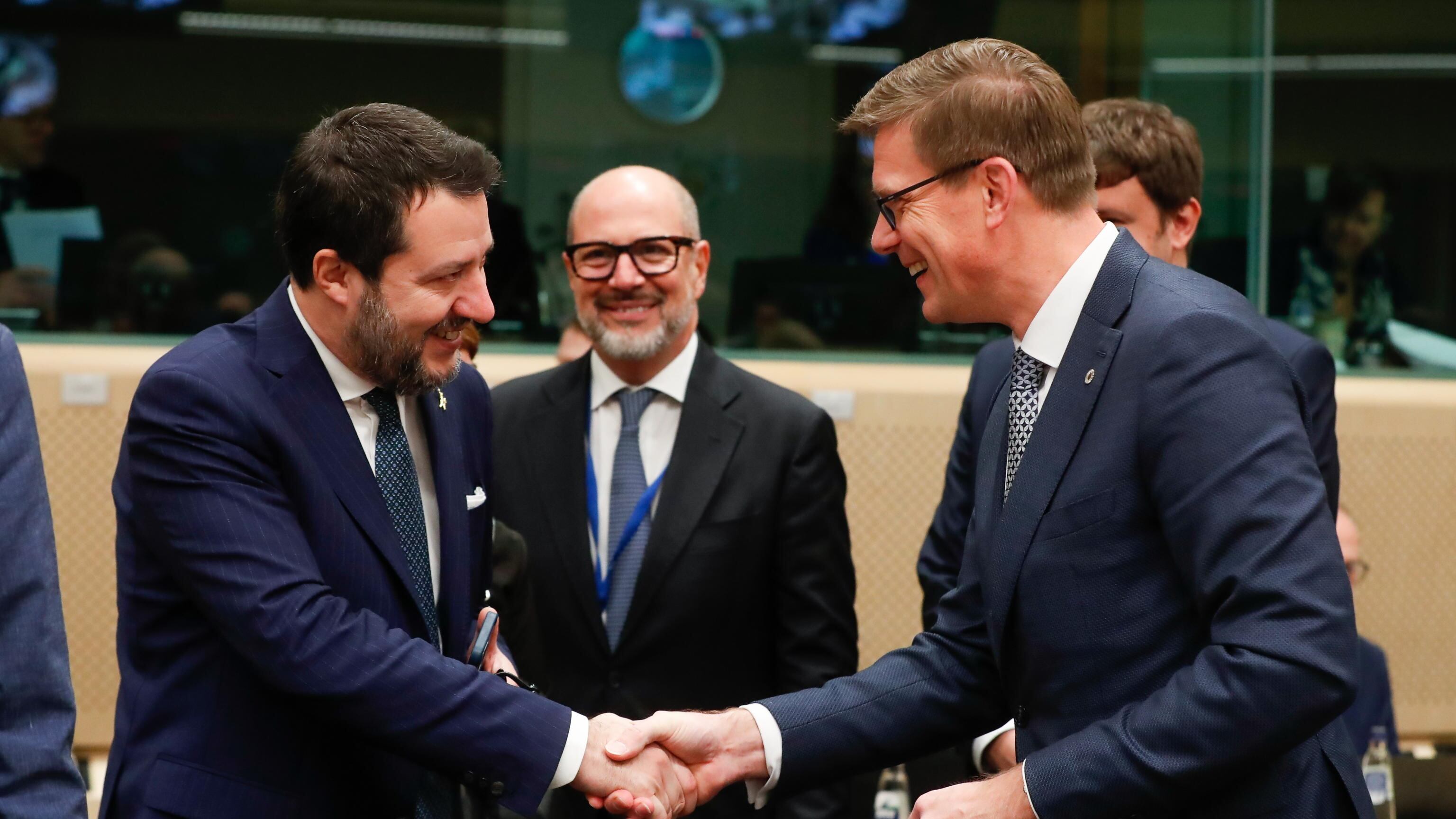 Le condizioni Ue sul Ponte: "Sì, senza fretta". Salvini esulta, la sinistra fa già le barricate