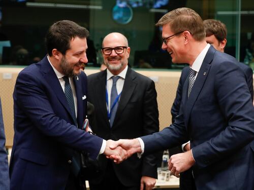 Le condizioni Ue sul Ponte: "Sì, senza fretta". Salvini esulta, la sinistra fa già le barricate