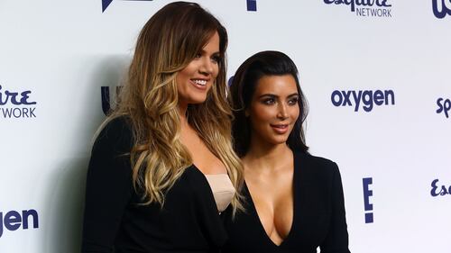 Kim e Khloe Kardashian, sfida di lati b 14