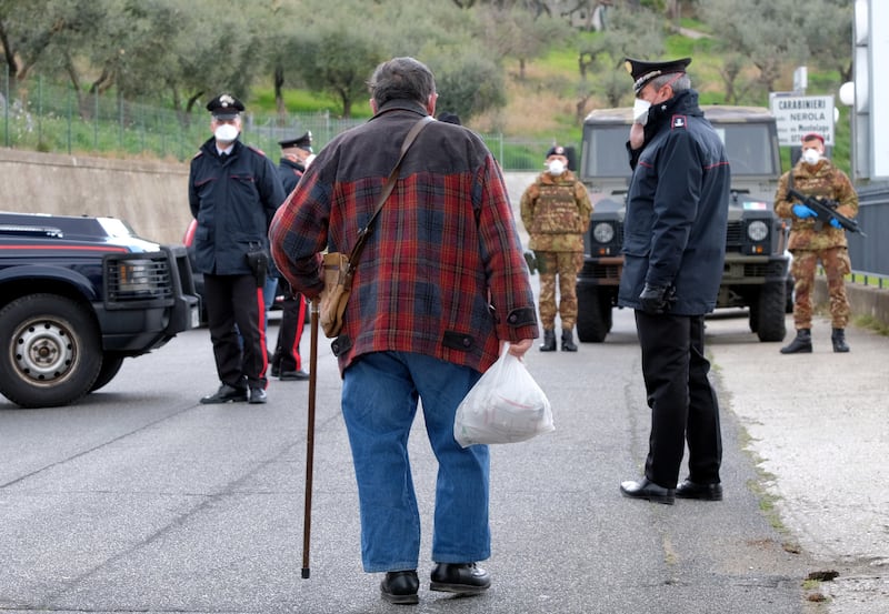 I blindati dell'esercito a Nerola (La Presse)