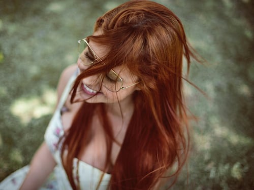 Lavare ogni giorno i capelli, si o no? I consigli del dermatologo