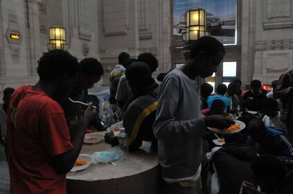 I clandestini bivaccano e mangiano per terra 6