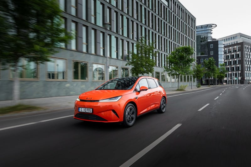 BYD DOLPHIN G DM-i, la compatta plug-in da oltre 1.000 km di autonomia