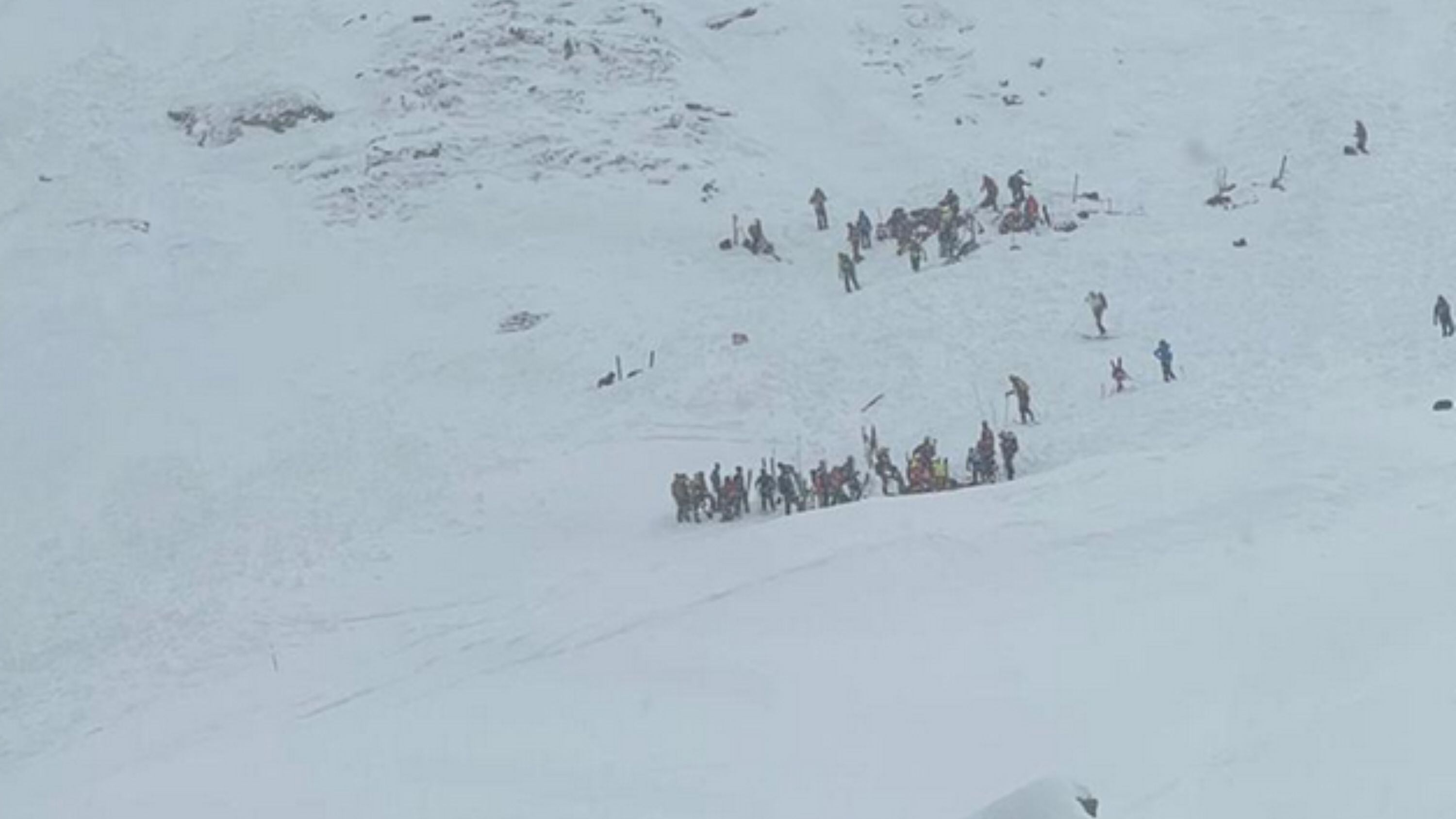 Paura in Alto Adige, 25 persone travolte dalla valanga: due morti e tre feriti
