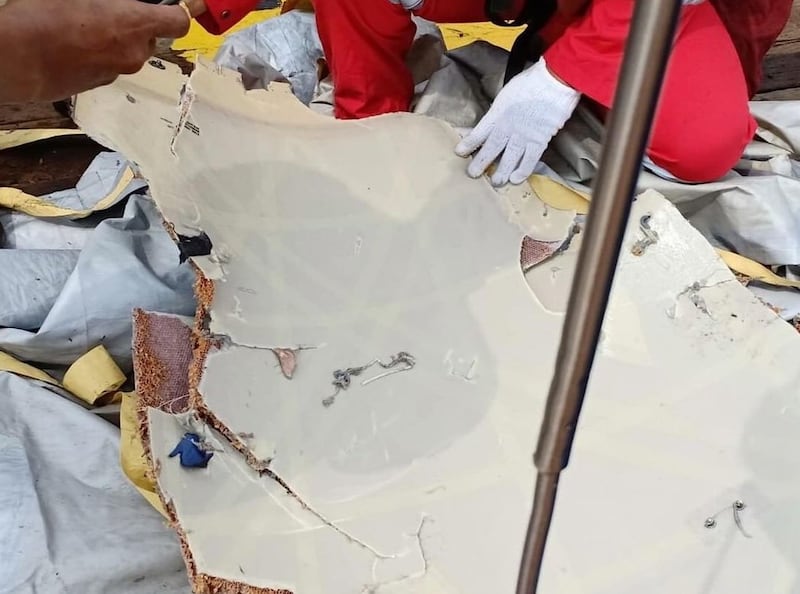 Indonesia, aereo cade in mare: 188 persone sono morte 15