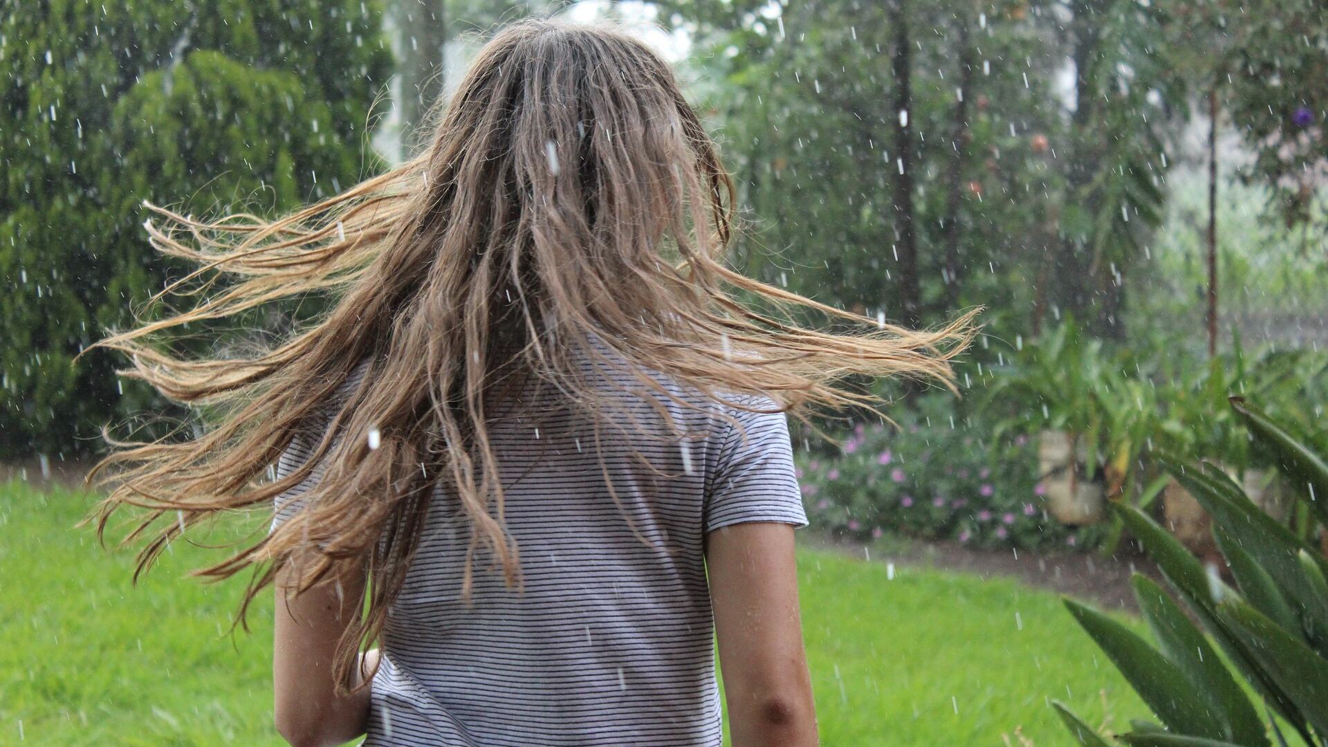 Viareggio, a 10 anni si taglia i capelli per donarli ai bimbi malati