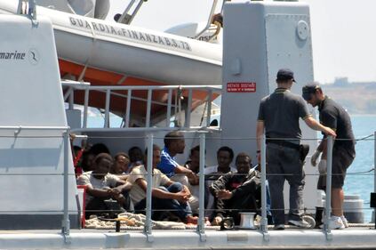 102 migranti sbarcano a Siracusa 5