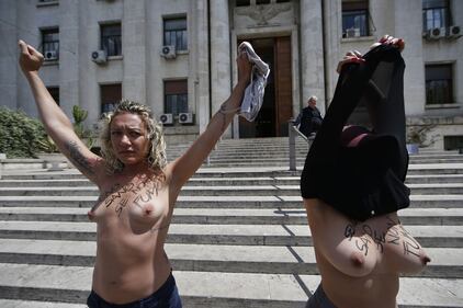 Giornata contro il tabacco: protesta hot davanti al ministero dell Salute 5
