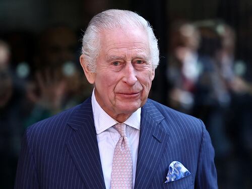 Le folli tradizioni natalizie della Royal Family: nessuno a letto prima di Carlo e lo strano trono come regalo