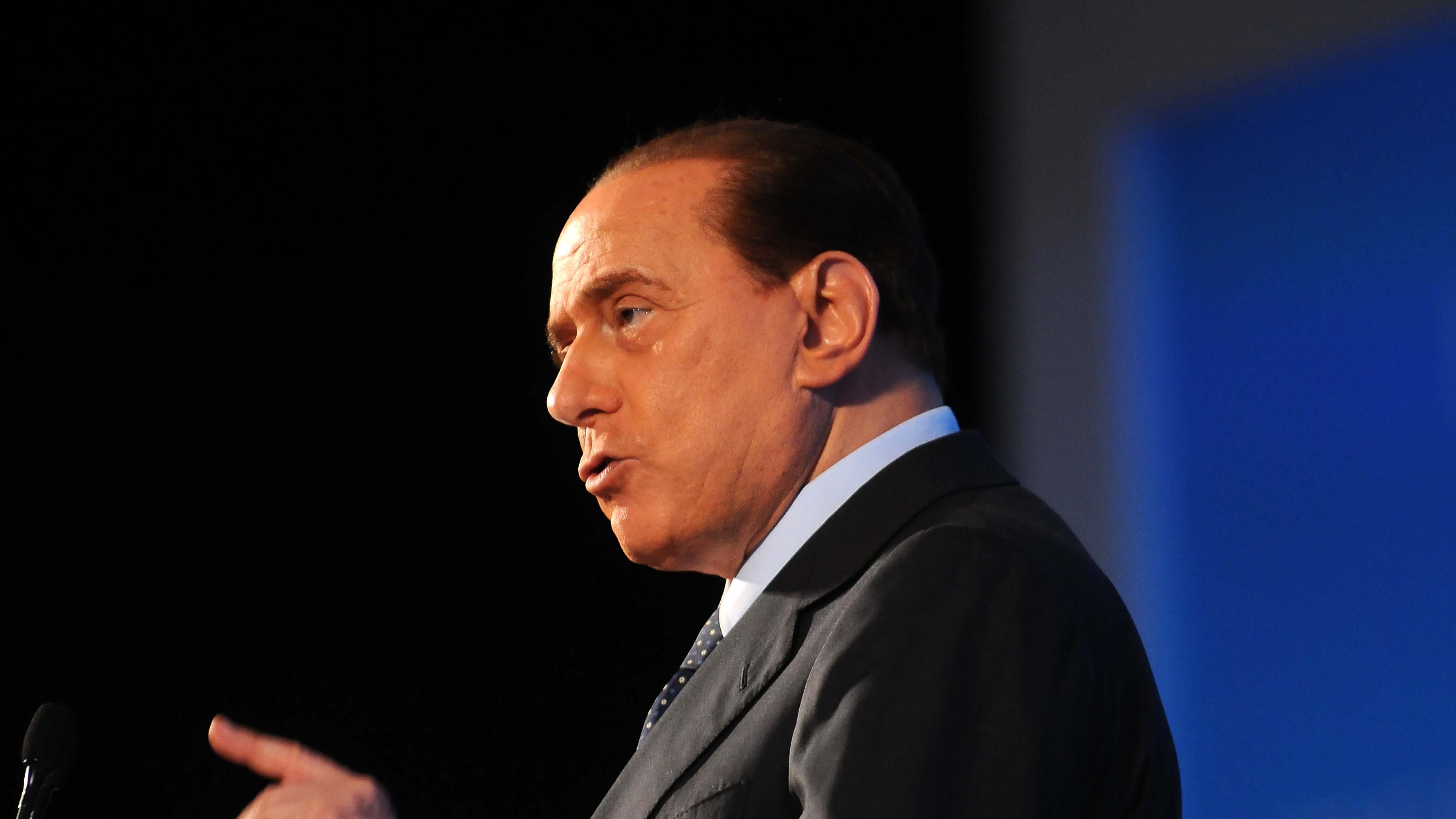 Berlusconi all'attacco: "Monti disastroso, lo spread è un imbroglio"