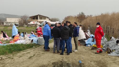 Naufragio in Calabria, si spezza barcone: decine di morti. Le foto 6