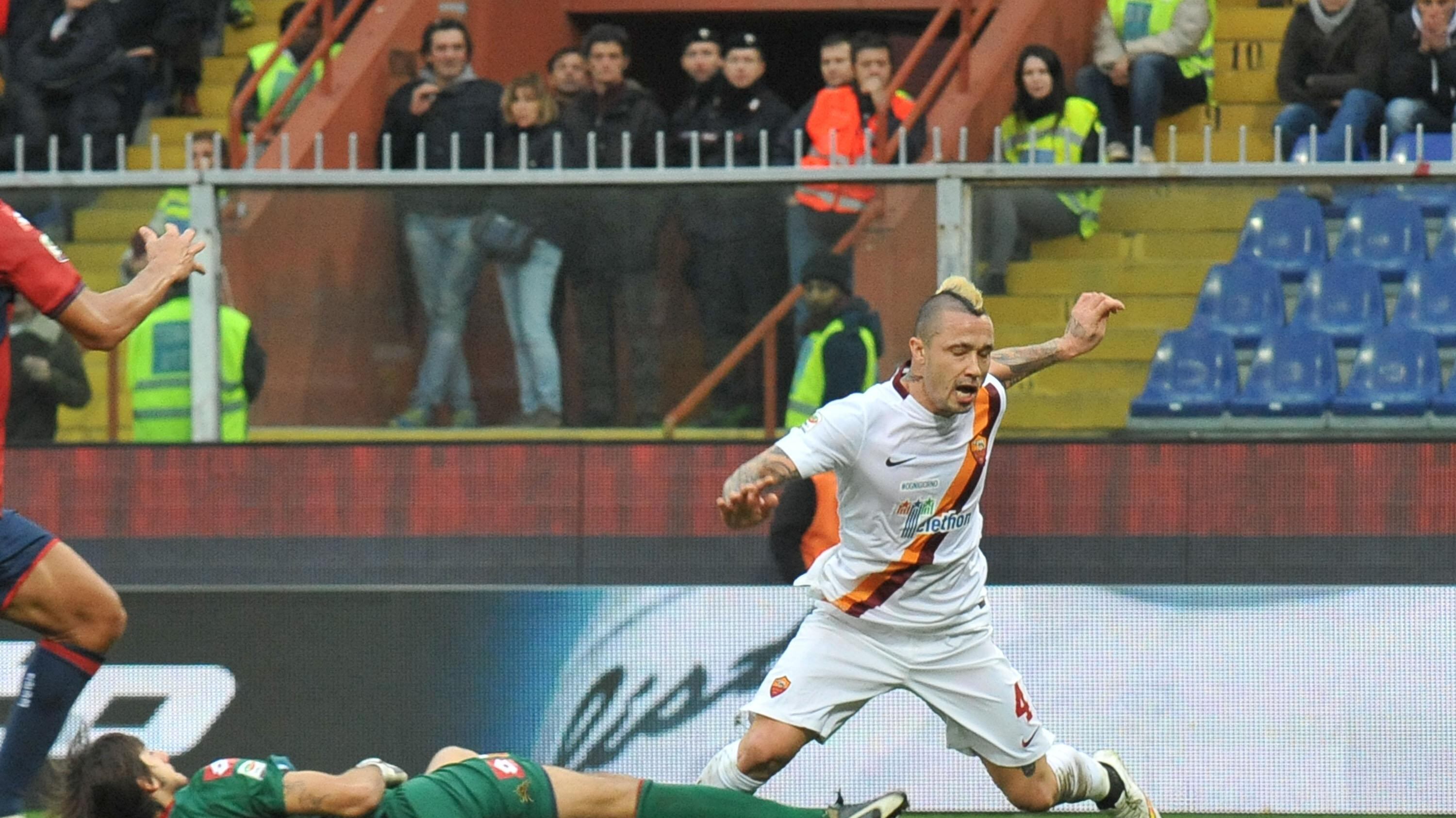 Nainggolan e l'arbitro fanno esplodere il Genoa