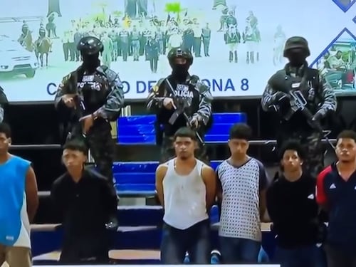 Ecuador nel caos, bande armate in azione. Irruzione in uno studio tv. Proclamato stato di emergenza