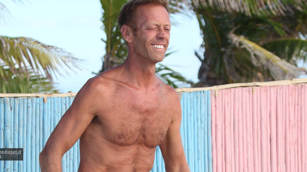 Vigevano, egiziano sorprende la moglie a guardare Rocco Siffredi, spacca la tv con una mazza