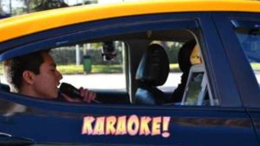 Cantare nel traffico per combattere lo stress, arriva il taxi karaoke