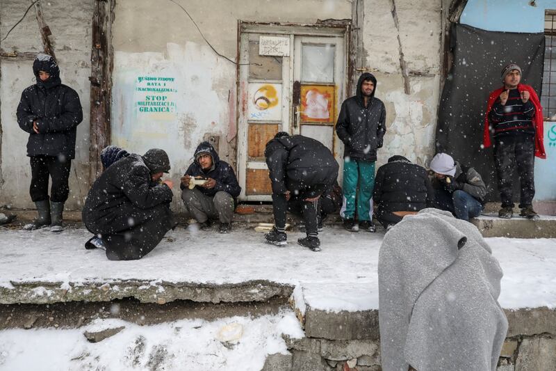 Migranti in fila nella neve a Belgrado 9