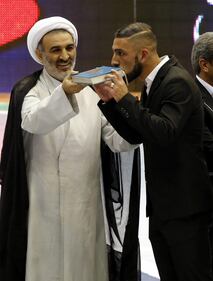 Iran in partenza per i Mondiali. I giocatori baciano il Corano 2