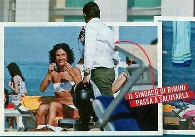 Agnese Renzi a Rimini: tintarella sul lettino e beach volley in bikini 8