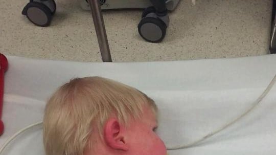 Fa il bagnetto al figlio con la pompa del giardino: neonato si ustiona