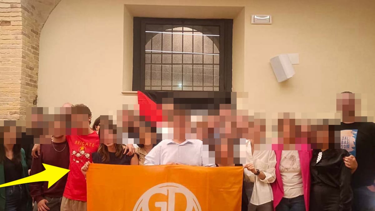 Spunta la maglia dedicata alle Br nel circolo dei Giovani Democratici