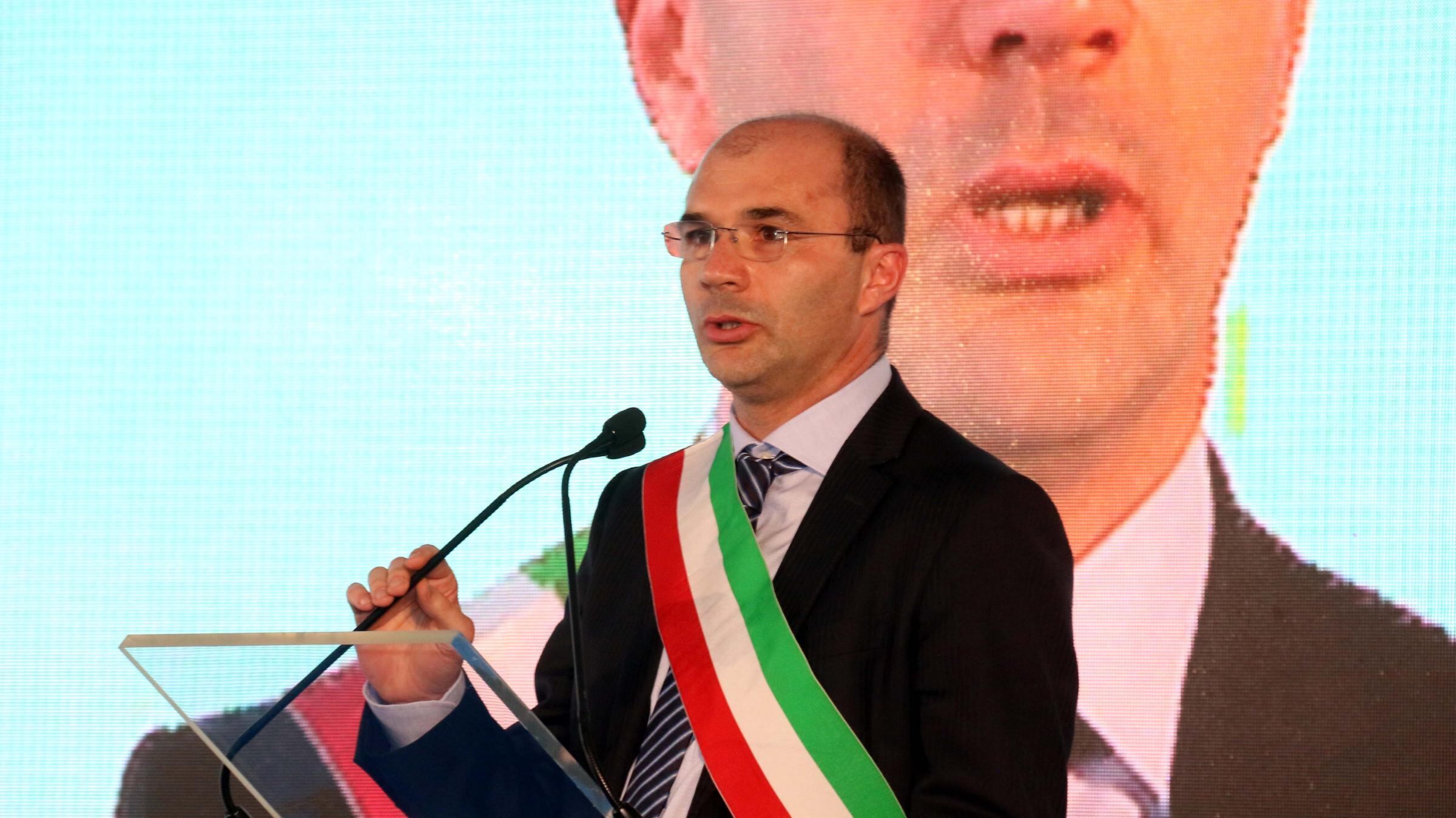 "Il sindaco Pd dica se è indagato". E qualcuno urla: "State attenti..."