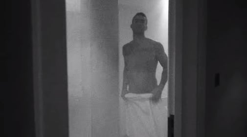 Adam Levine dei Maroon 5 nudo nel nuovo video 4