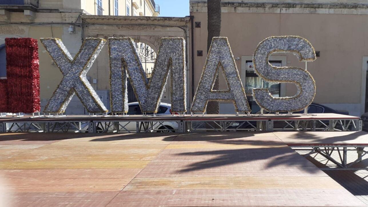 "Rimuovere la luminaria Xmas". Ennesima follia della sinistra italiana
