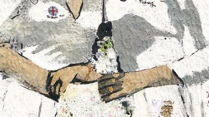 Kate e Meghan si baciano: il murale di Tvboy celebra il Pride a Milano