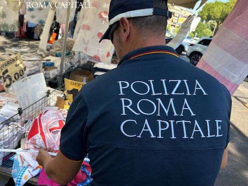 Morde un vigile durante un controllo e frattura il naso ad un altro: afghano finisce in manette