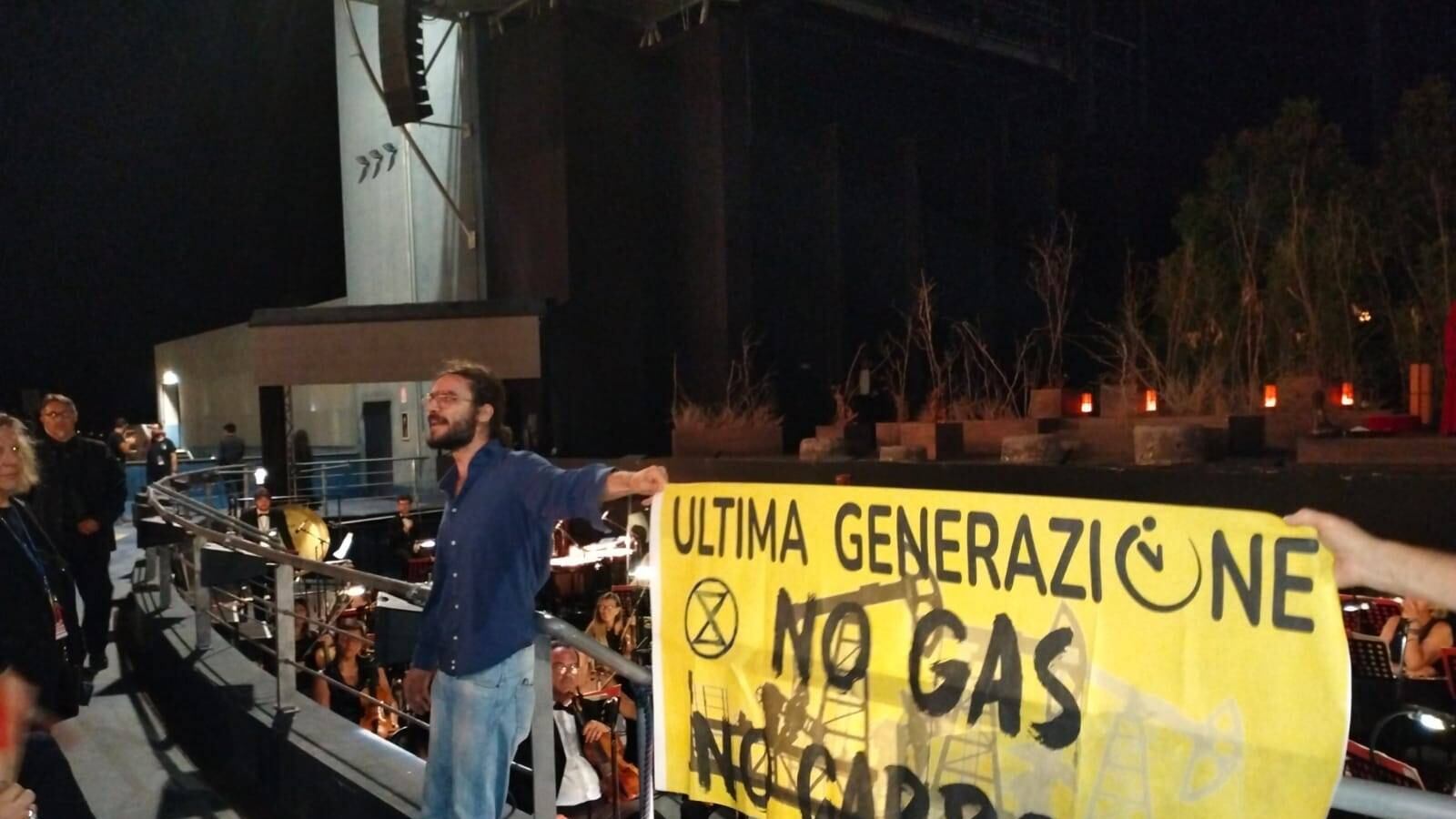 Ambientalismo esasperato: attivisti "no gas" si incatenano