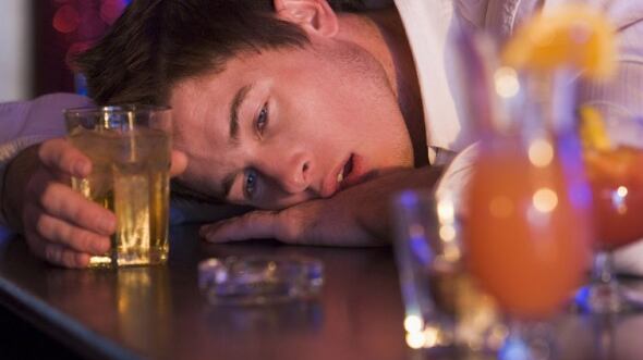 Alcol, troppi gli adolescenti che fanno "binge drinking"