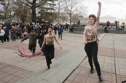 Simferopoli, le Femen protestano contro Putin 10