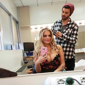 Francesca Cipriani topless con l'albero di Natale 18