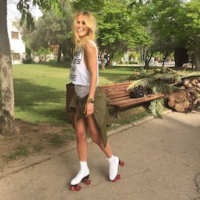 Bar Refaeli: al parco sui pattini ma senza slip 2