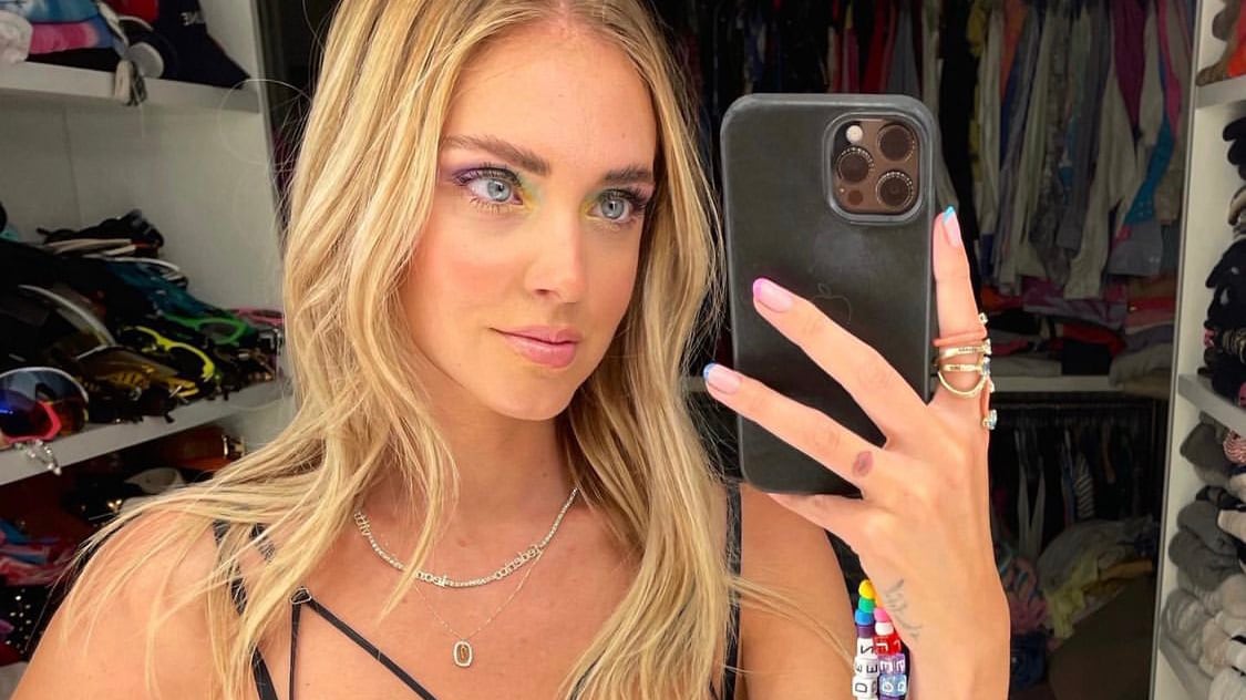 "La volgarità fa parlare": Chiara Ferragni nuda asfaltata dai follower