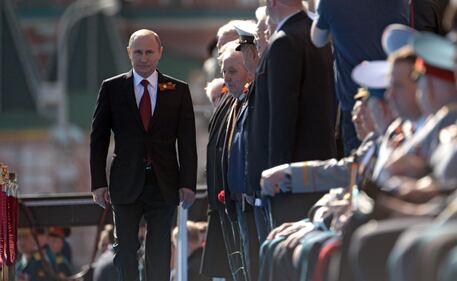 Putin alla parata col nastro degli indipendentisti 2