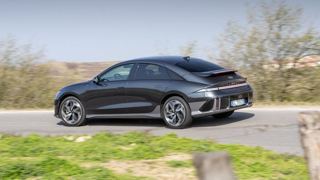 Con le Ioniq di Hyundai bastano 15 minuti: la ricarica veloce di una pausa caffè